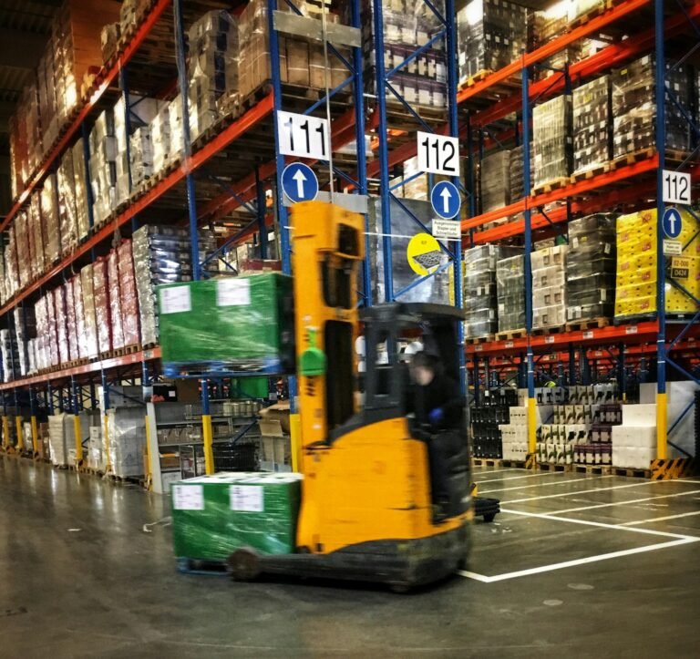 Paletli depoda forklift ile taşıma